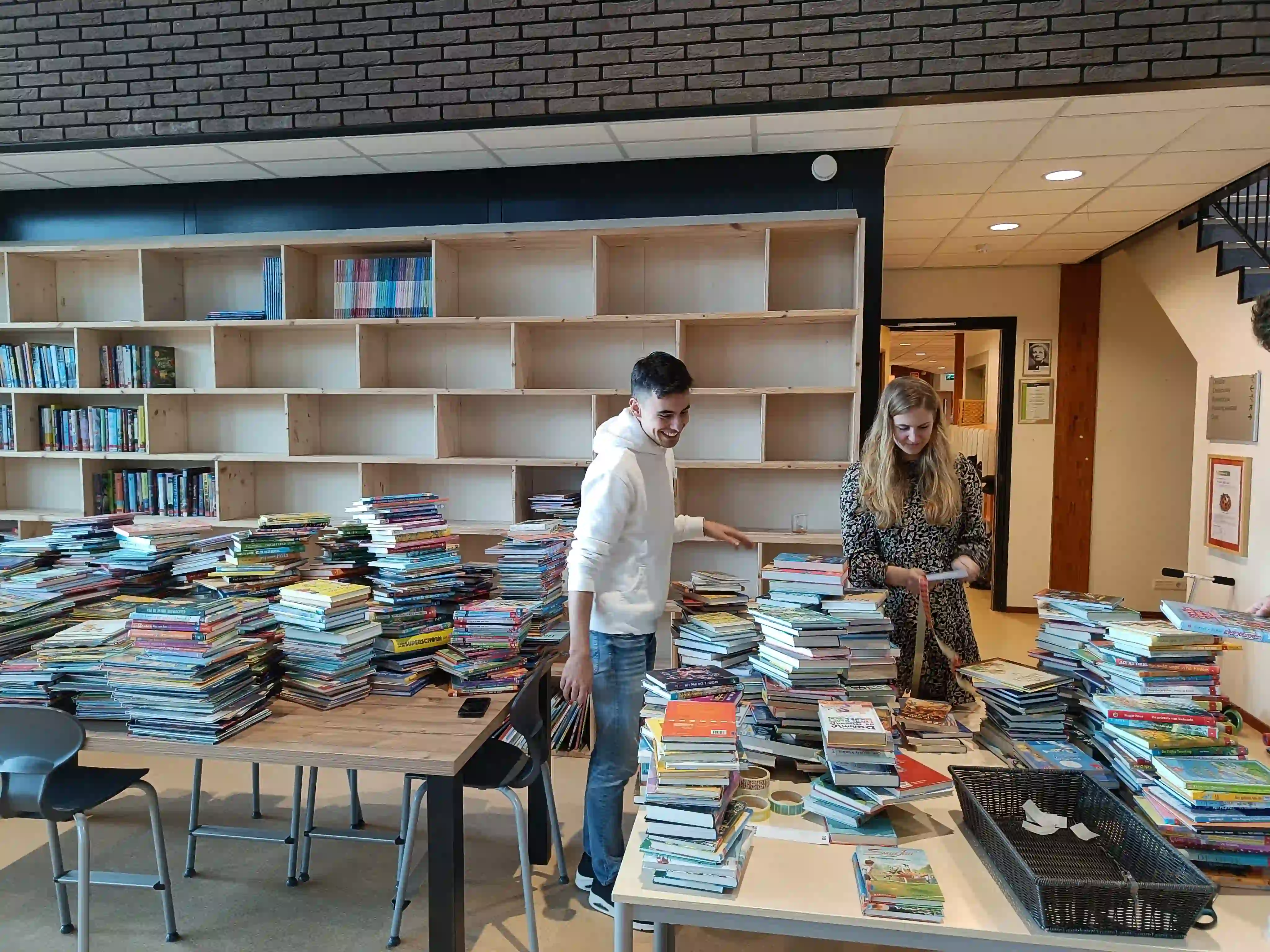 Team in gesprek in een schoolbibliotheek