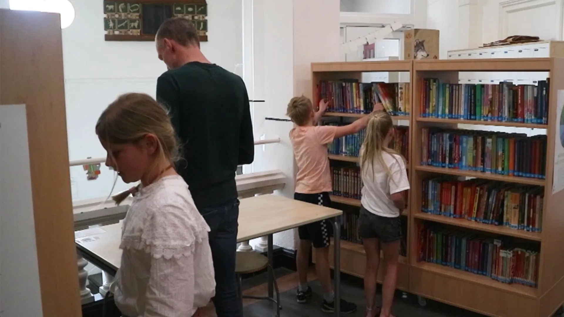 Een leerling kiest zelf een boek uit de schoolbieb